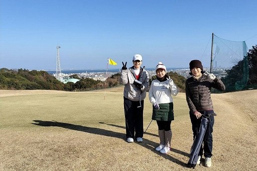 コースでラウンドレッスンを楽しむ女性の生徒たち